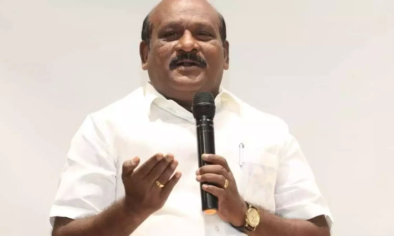 ஆங்கிலம் குறித்து மத்திய மந்திரி அமித்ஷாவின் கருத்து இந்தியையும், வடமொழியையும் திணிப்பதற்கான வழிதான்- அமைச்சர் ஆங்கிலம் குறித்து மத்திய மந்திரி அமித்ஷாவின் கருத்து இந்தியையும், வடமொழியையும் திணிப்பதற்கான வழிதான்- அமைச்சர்