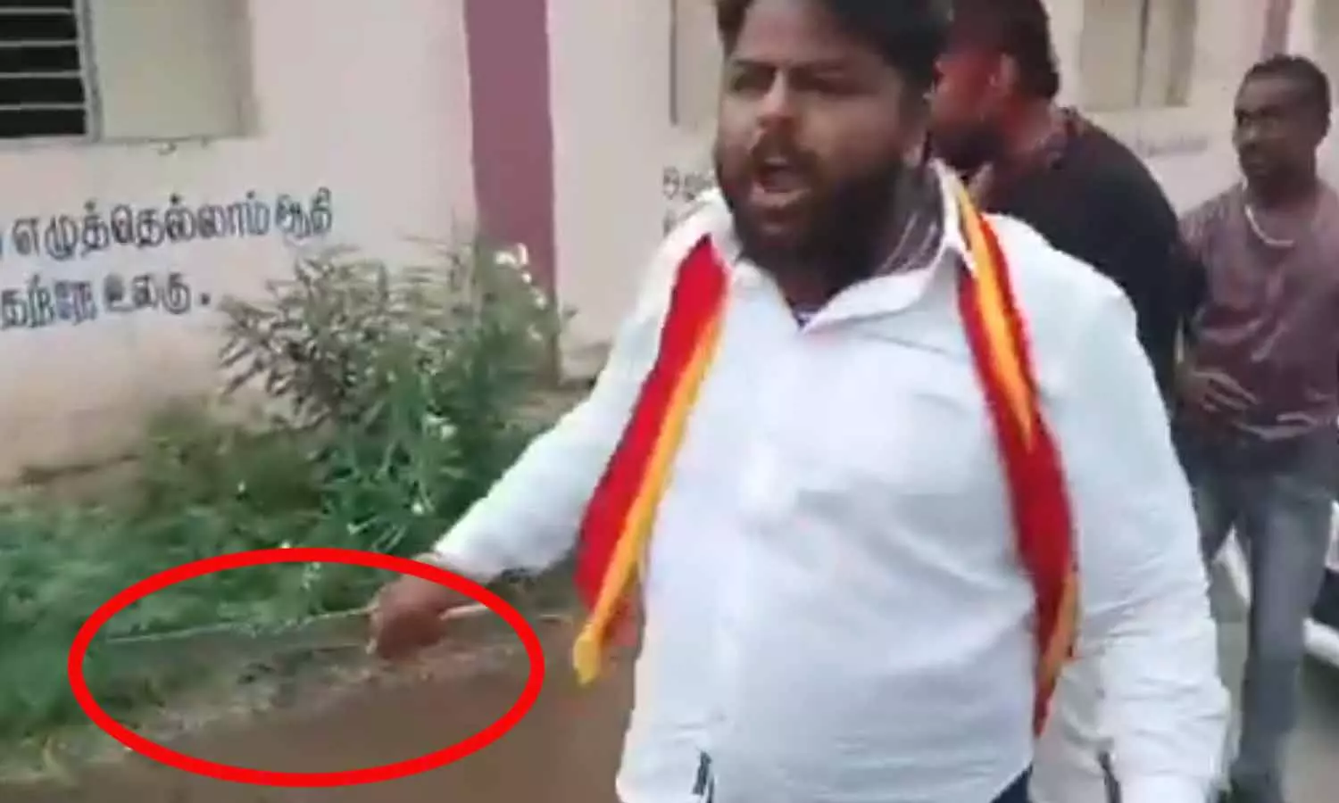 விஜய் பிறந்தநாளை கொண்டாடுவதில் மோதல்: கத்தியுடன் சுற்றும் த.வெ.க. நிர்வாகியின் வீடியோ வைரல்