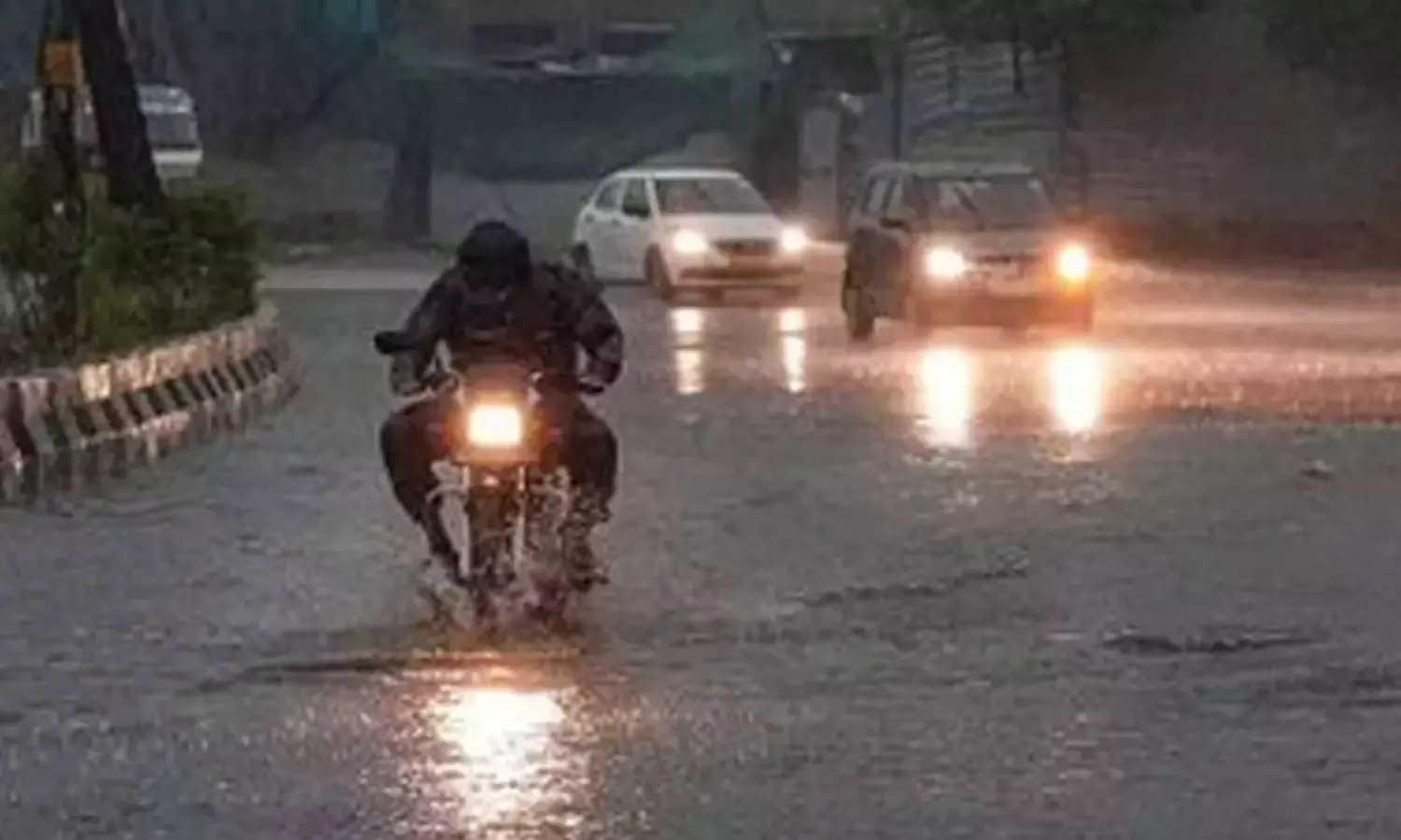 புதுச்சேரியில் சூறைக்காற்றுடன் மழை