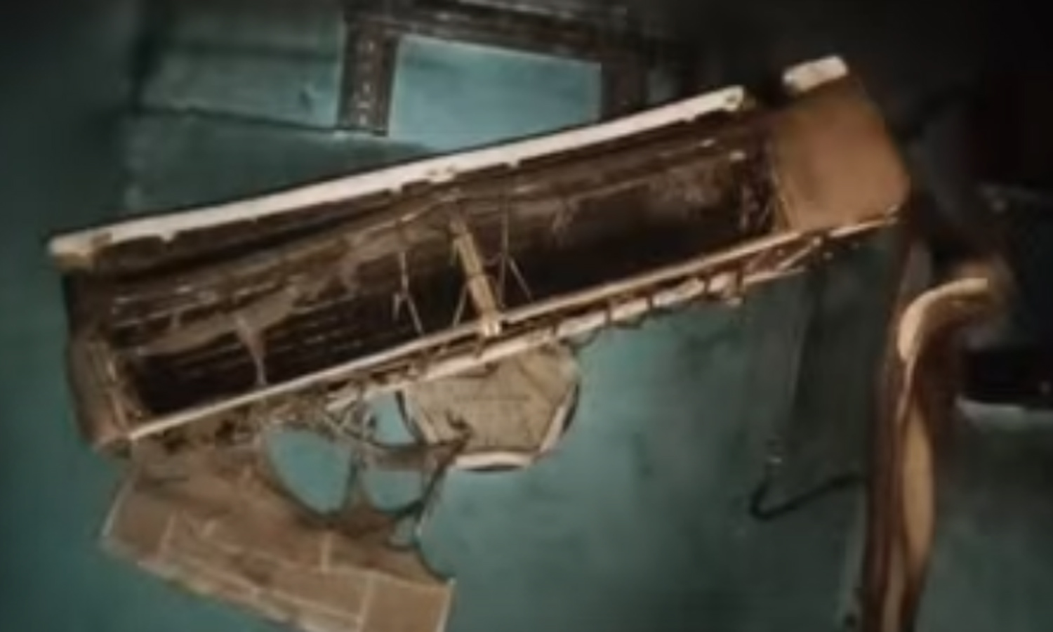 சாத்தான்குளம் அருகே வெடித்து சிதறிய ஏ.சி. - உயிர் தப்பிய குழந்தை