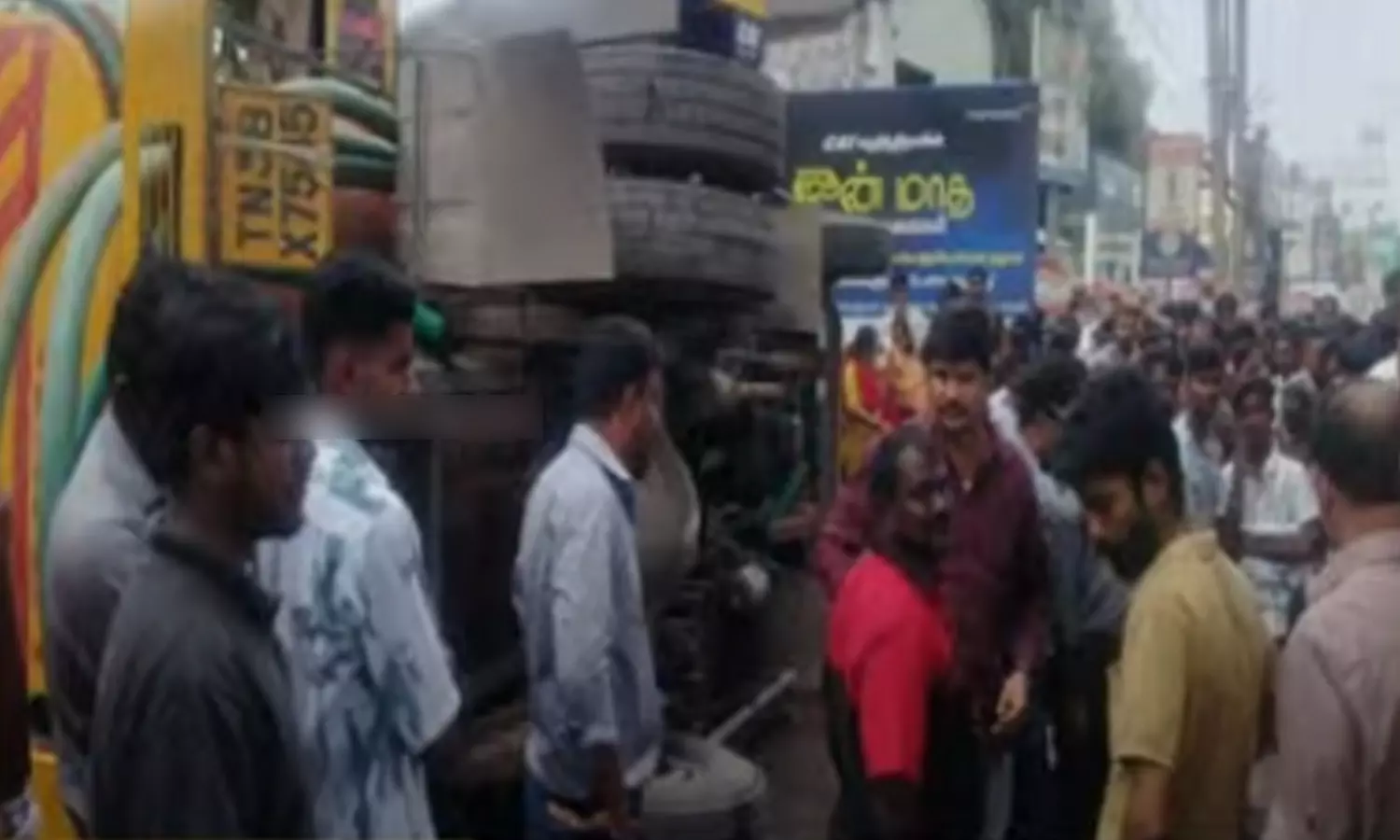 தண்ணீர் லாரி கவிழ்ந்து விபத்து- ஷோரூம் காவலாளி உயிரிழப்பு