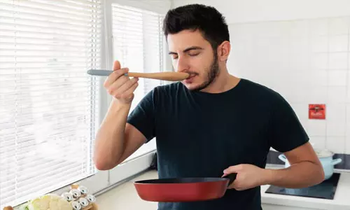 இந்த 3 உணவுகளை எப்போதும் சூடுபடுத்தி சாப்பிடாதீங்க..