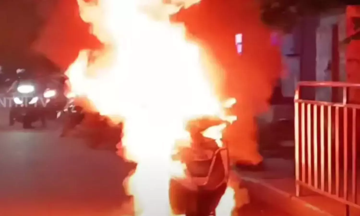 சாலையில் திடீரென தீப்பிடித்து எரிந்த பைக்.. பட்டினம்பாக்கத்தில் பரபரப்பு