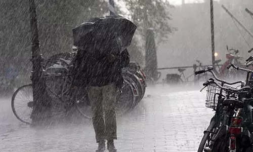 நீலகிரியில் விடிய, விடிய சூறாவளி காற்றுடன் கொட்டி தீர்த்த கனமழை