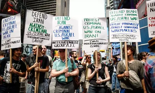 ஈரானுக்கு எதிரான போரை டிரம்ப் நிறுத்த வேண்டும் என்று நியூயார்க்கில் பொதுமக்கள் போராட்டம்