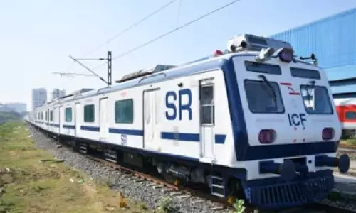 சென்னை புறநகர் ஏ.சி. ரெயில் சேவைகளுக்கு பயணிகளிடம் வரவேற்பு அதிகரிப்பு: தெற்கு ரெயில்வே