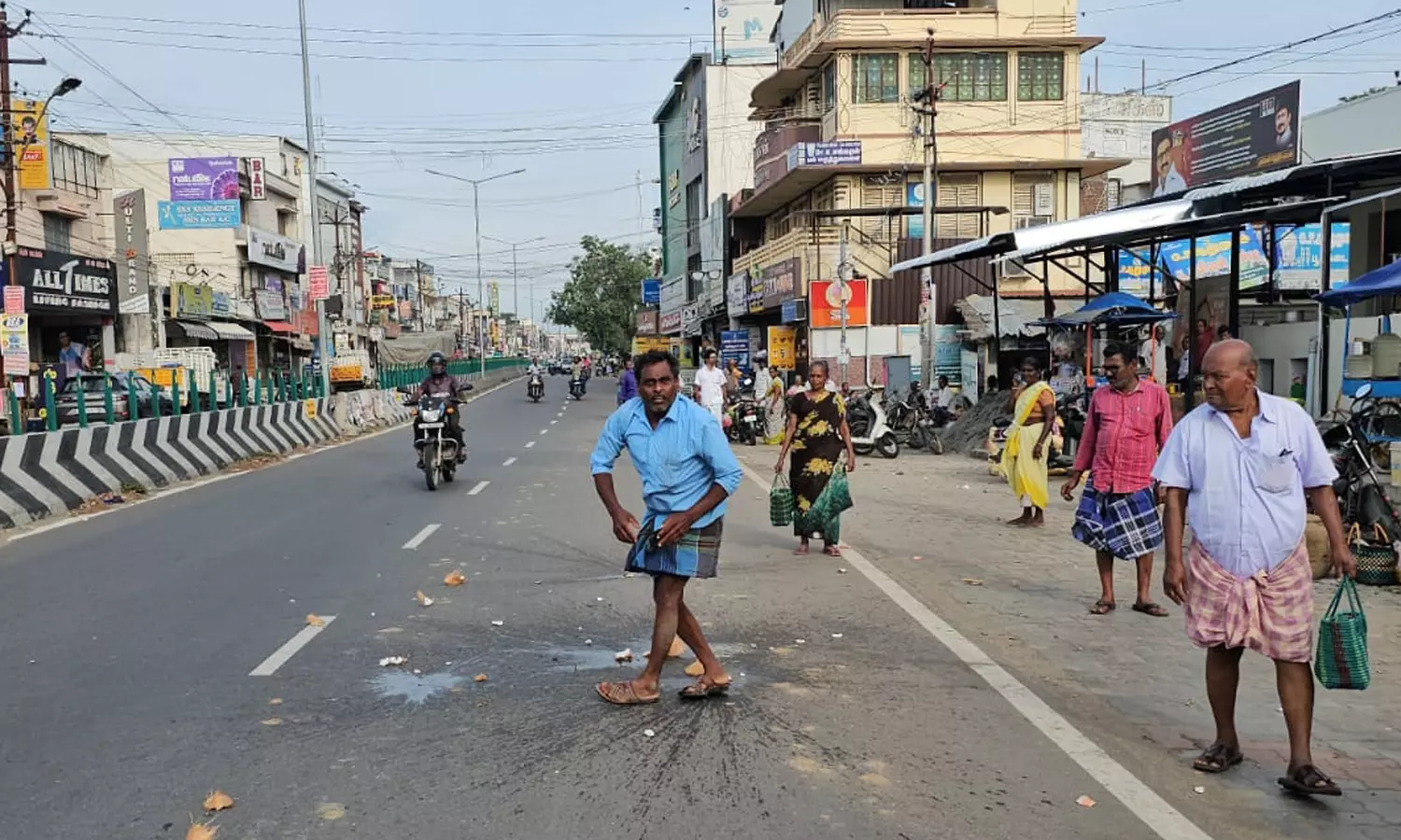 கோபியில் இன்று காலை ரோட்டில் தேங்காயை உடைத்து அதிகாரிகளுடன் வாக்குவாதத்தில் ஈடுபட்ட வியாபாரியால் பரபரப்பு