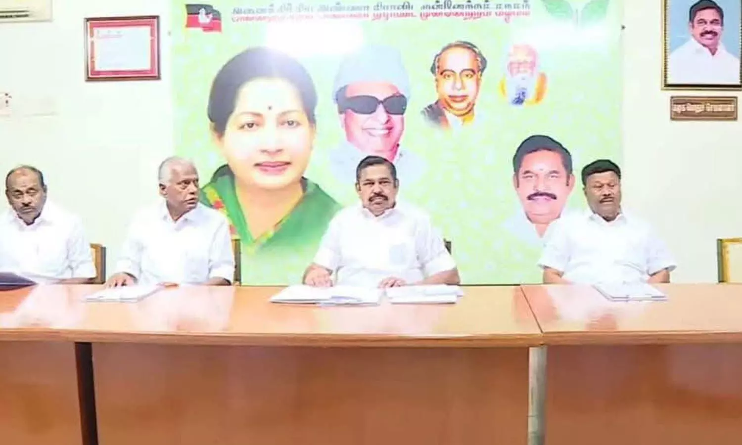 அ.தி.மு.க. மாவட்ட செயலாளர்களுடன் எடப்பாடி பழனிசாமி ஆலோசனை அ.தி.மு.க. மாவட்ட செயலாளர்களுடன் எடப்பாடி பழனிசாமி ஆலோசனை