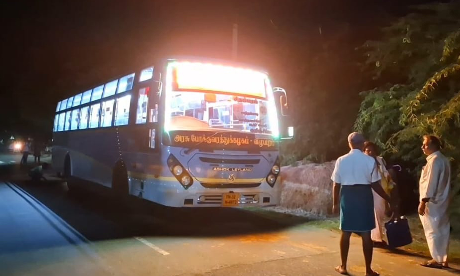 அரசு பஸ் பின்பக்க டயரில் புகை- நடுவழியில் இறக்கிவிடப்பட்ட பயணிகள்
