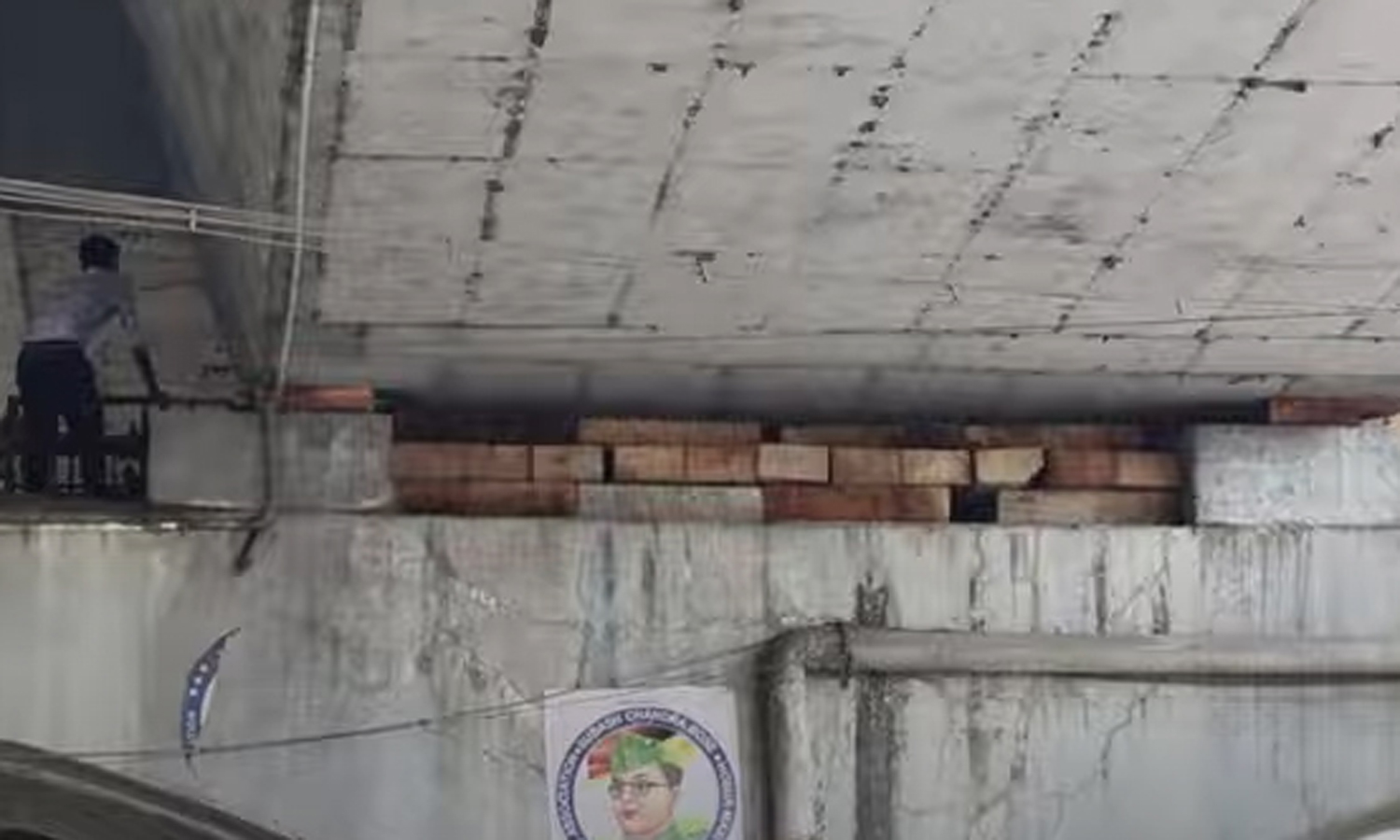 ஓசூரில் இணைப்பு பகுதி விலகிய மேம்பாலத்தில் தற்காலிகமாக மரக்கட்டைகளை முட்டு வைத்து சோதனை