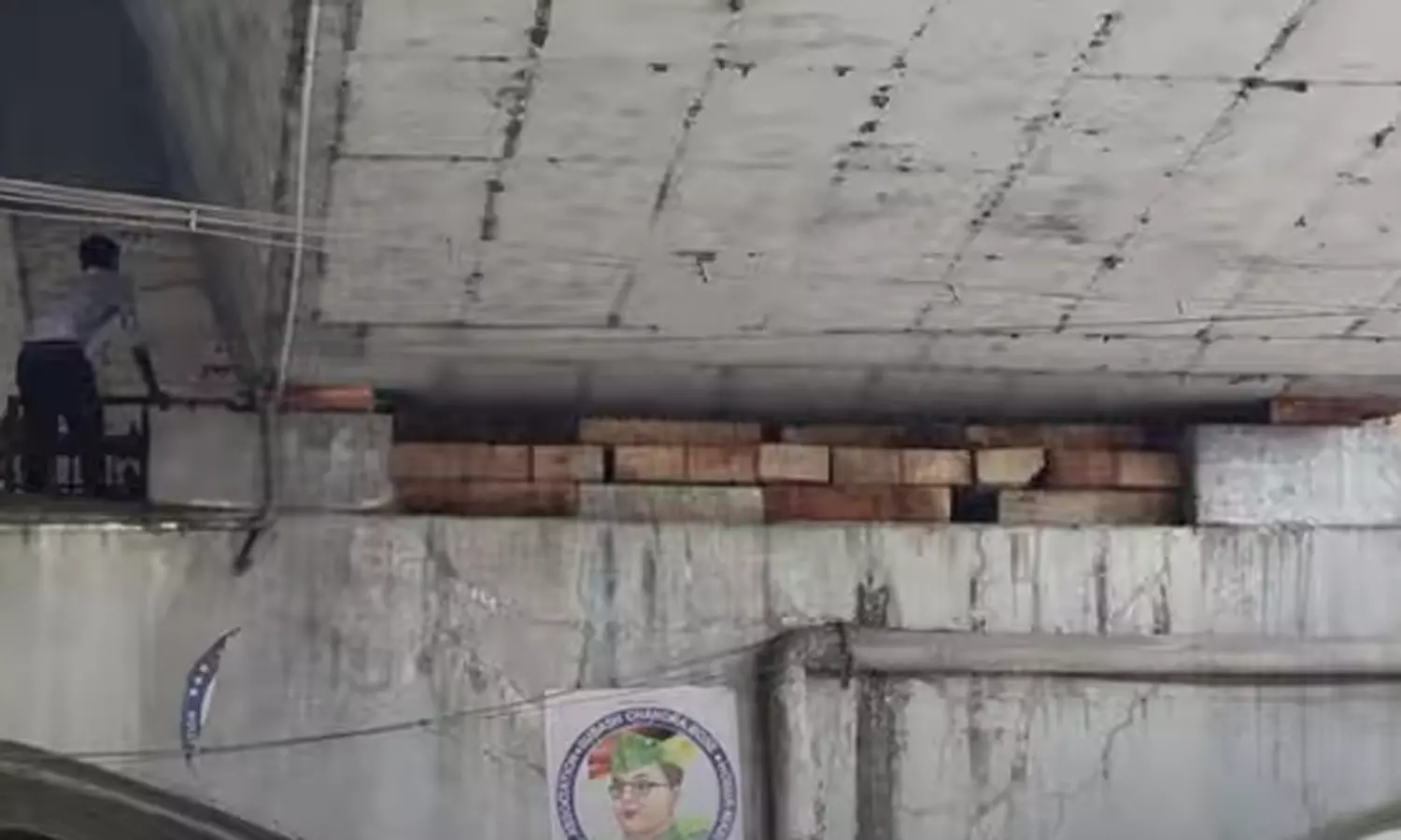 ஓசூரில் இணைப்பு பகுதி விலகிய மேம்பாலத்தில் தற்காலிகமாக மரக்கட்டைகளை முட்டு வைத்து சோதனை