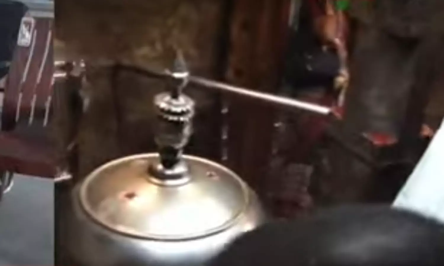 கோவில் உண்டியலில் ரூ.4 கோடி மதிப்பிலான பத்திரத்தை போட்ட ராணுவ வீரர்: மனைவி, மகள்கள் கதறல்