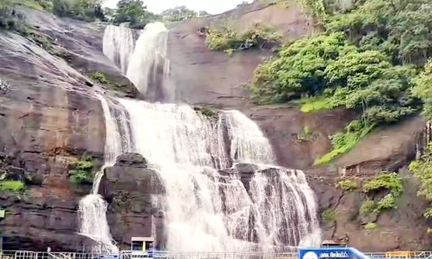 குற்றாலம் மெயின் அருவி, ஐந்தருவியில் சுற்றுலா பயணிகள் குளிக்க தடை