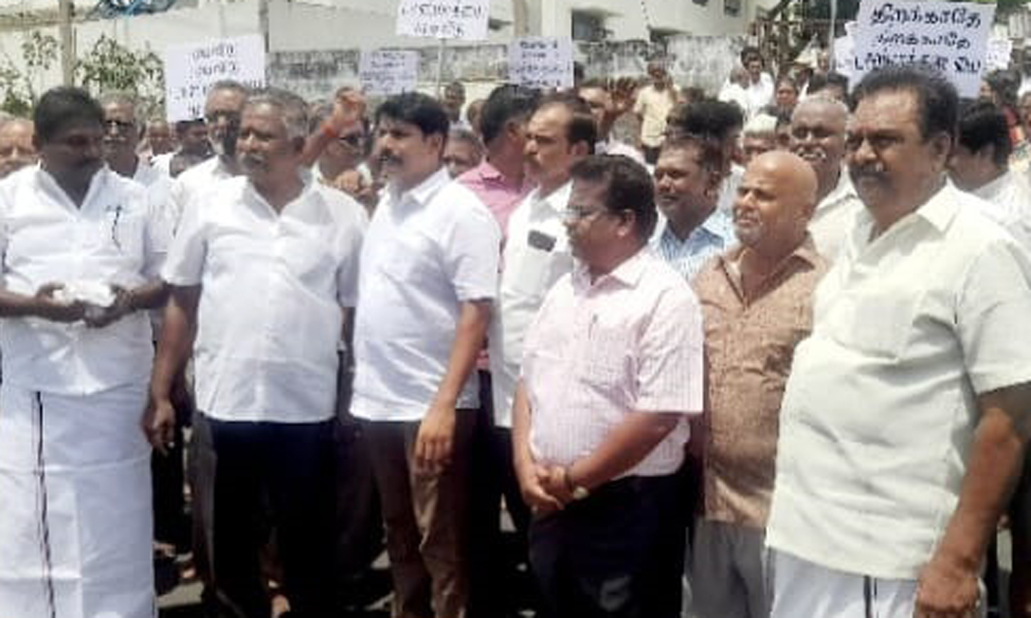 திருப்பூரில் டாஸ்மாக் கடையை அகற்றக்கோரி பொதுமக்கள் போராட்டம்