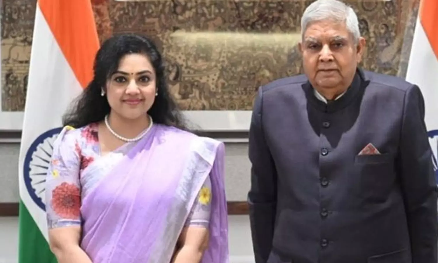 குடியரசு துணைத் தலைவரை சந்தித்த மீனா- பா.ஜ.க.வில் இணைகிறாரா?