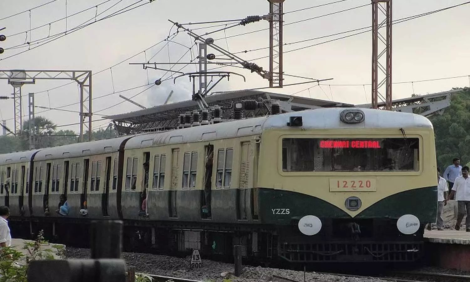 சென்னை புறநகர் மின்சார ரெயில்கள் அனைத்தும் 12 பெட்டிகள் கொண்டதாக மாற்றம்..!