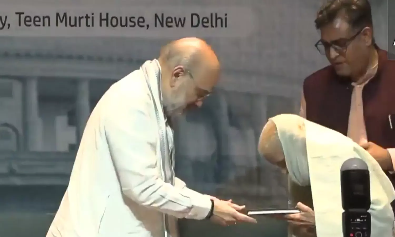 நெருக்கடி நிலையில் சிறையிலிருந்த பெண்மணி: அரசியல் சாசனம் வழங்கி கவுரவித்த அமித்ஷா