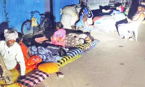 போடியில் அறிவிக்கப்படாத மின்வெட்டு- இரவு முழுவதும் தூக்கத்தை தொலைத்து தெருவில் தூங்கிய மக்கள்