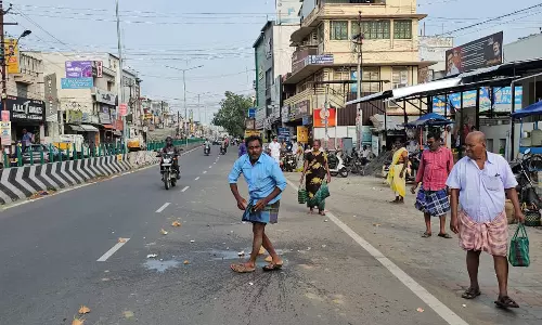 கோபியில் இன்று காலை ரோட்டில் தேங்காயை உடைத்து அதிகாரிகளுடன் வாக்குவாதத்தில் ஈடுபட்ட வியாபாரியால் பரபரப்பு