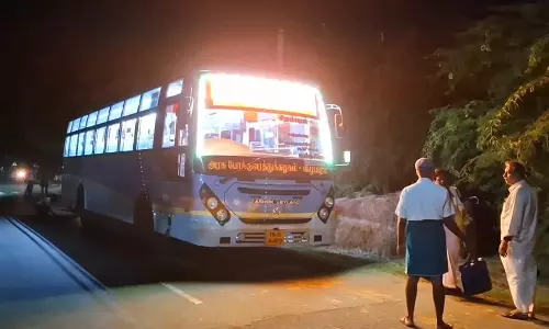 அரசு பஸ் பின்பக்க டயரில் புகை- நடுவழியில் இறக்கிவிடப்பட்ட பயணிகள்