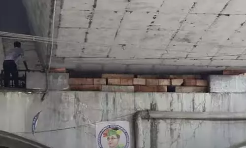 ஓசூரில் இணைப்பு பகுதி விலகிய மேம்பாலத்தில் தற்காலிகமாக மரக்கட்டைகளை முட்டு வைத்து சோதனை