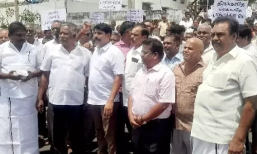 திருப்பூரில் டாஸ்மாக் கடையை அகற்றக்கோரி பொதுமக்கள் போராட்டம்
