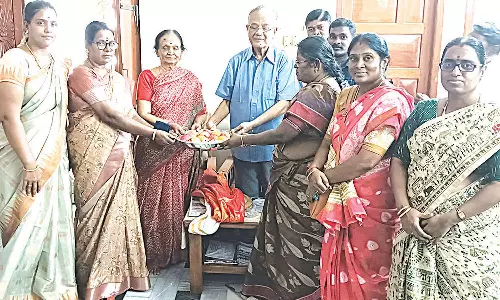 அரசு பள்ளி பாதைக்காக 20 சென்ட் நிலத்தை தானமாக வழங்கிய டாக்டர்