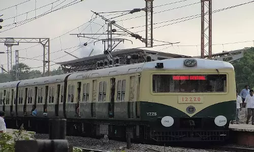 சென்னை புறநகர் மின்சார ரெயில்கள் அனைத்தும் 12 பெட்டிகள் கொண்டதாக மாற்றம்..!