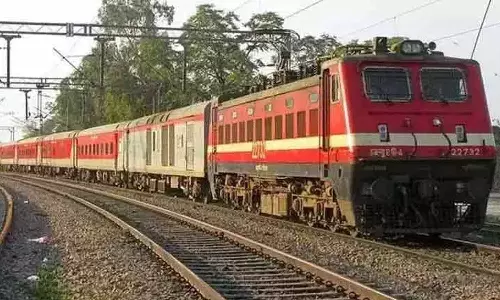 உயர்கிறது ரெயில் டிக்கெட் கட்டணம்.. அதிர்ச்சியில் பயணிகள்