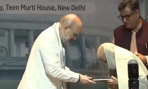 நெருக்கடி நிலையில் சிறையிலிருந்த பெண்மணி: அரசியல் சாசனம் வழங்கி கவுரவித்த அமித்ஷா