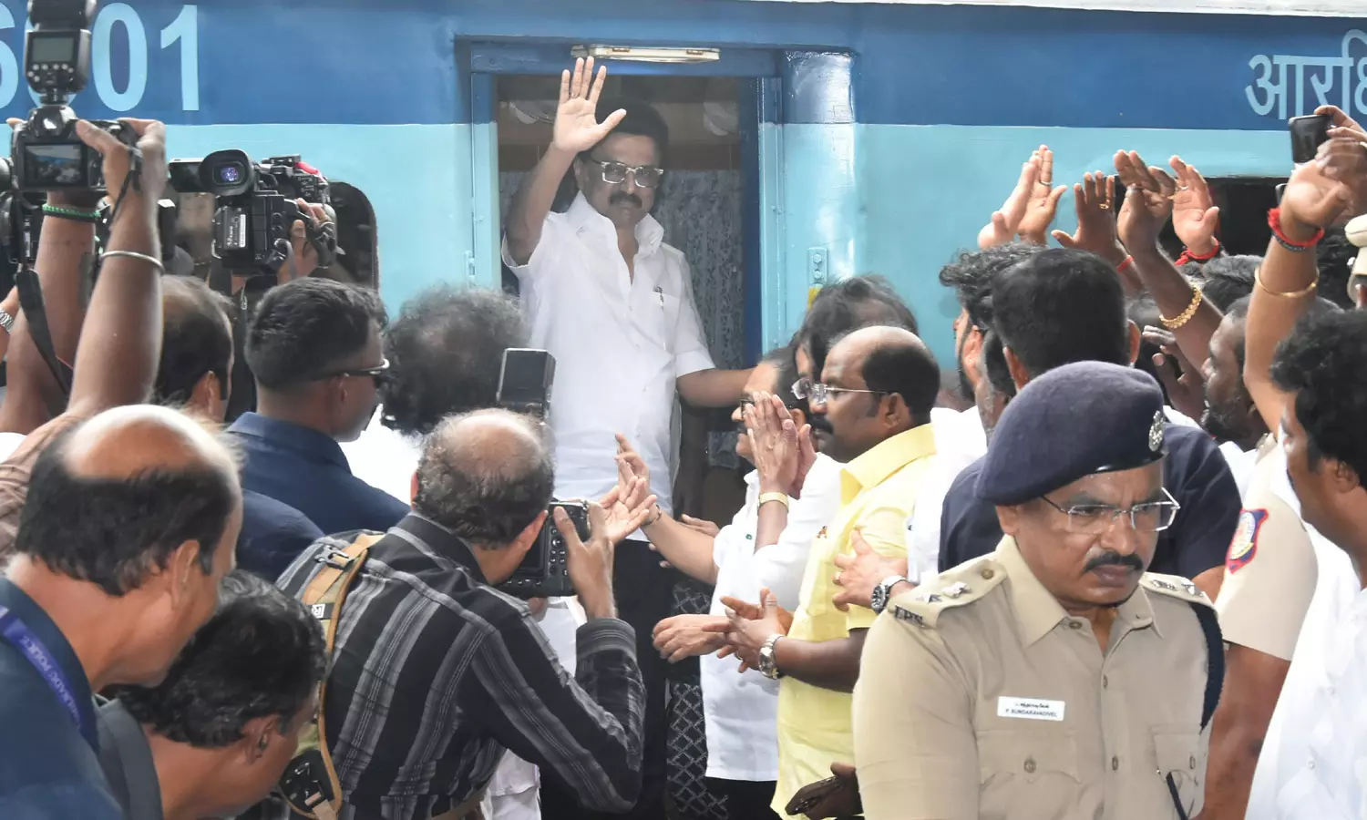 சென்னை சென்ட்ரலில் இருந்து ரெயிலில் வேலூர் புறப்பட்டார் மு.க.ஸ்டாலின் சென்னை சென்ட்ரலில் இருந்து ரெயிலில் வேலூர் புறப்பட்டார் மு.க.ஸ்டாலின்