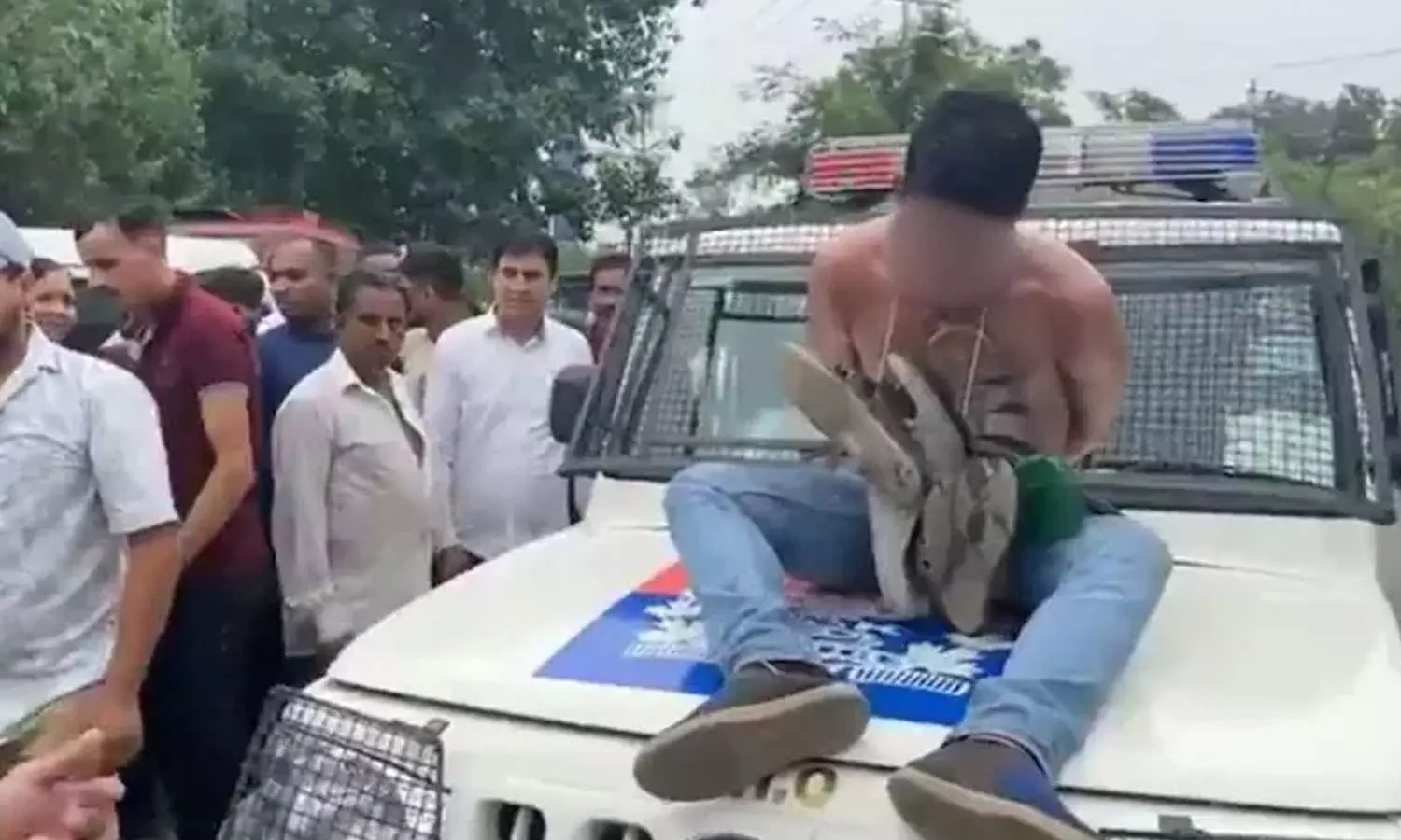 VIDEO: திருடன் கழுத்தில் செருப்பு மாலை அணிவித்து ஊர்வலமாக அழைத்து சென்ற போலீசார் VIDEO: திருடன் கழுத்தில் செருப்பு மாலை அணிவித்து ஊர்வலமாக அழைத்து சென்ற போலீசார்