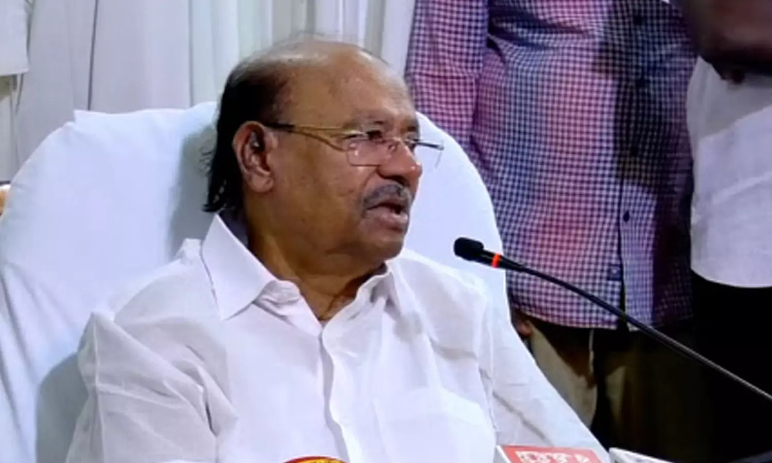 எல்லா அதிகாரமும் எனக்கு தான்: என்னுடன் இருப்பவர்களுக்கு தான் தேர்தலில் சீட் - ராமதாஸ் எல்லா அதிகாரமும் எனக்கு தான்: என்னுடன் இருப்பவர்களுக்கு தான் தேர்தலில் சீட் - ராமதாஸ்