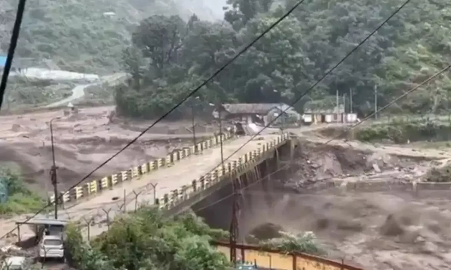 இமாச்சலப் பிரதேசத்தில் மேக வெடிப்பால் திடீர் வெள்ளப்பெருக்கு.. நிலச்சரிவால் சாலைகள் துண்டிப்பு