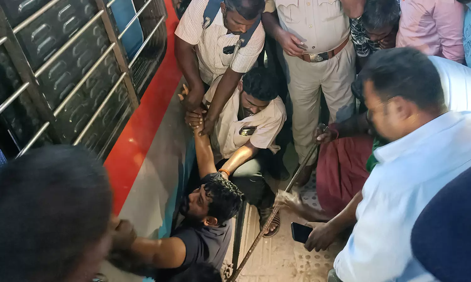 ரெயிலில் ஏற முயன்ற போது நடைமேடை - ரெயிலுக்கு இடையே சிக்கி தவித்த வாலிபர்