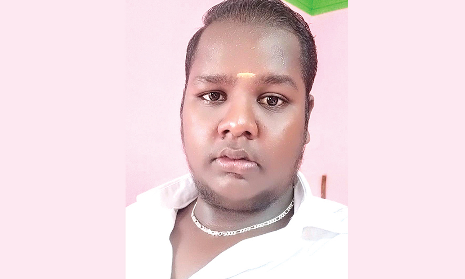 திருவள்ளூர் அருகே வெடிகுண்டு வீசி வாலிபர் படுகொலை - நண்பர்களுக்கு தீவிர சிகிச்சை