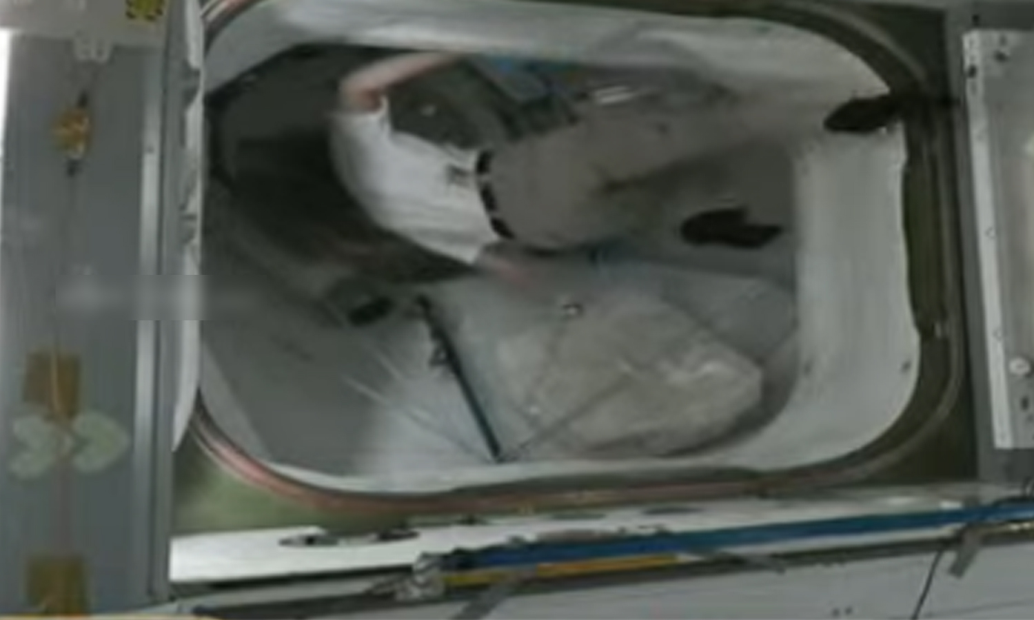 சர்வதேச விண்வெளி நிலையத்திற்குள் நுழைந்த விண்வெளி வீரர்கள்