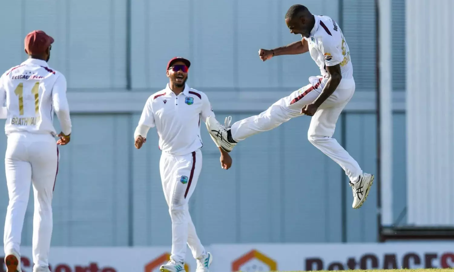 வெஸ்ட் இண்டீஸ் முதல் இன்னிங்சில் 190 ரன்களில் ஆல் அவுட்: 2வது இன்னிங்சில் ஆஸ்திரேலியா திணறல்