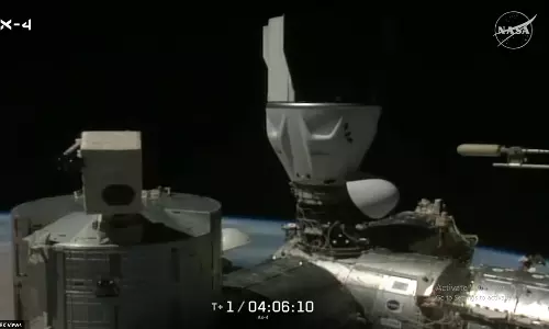 சர்வதேச விண்வெளி நிலையத்துடன் வெற்றிகரமாக இணைந்த டிராகன்