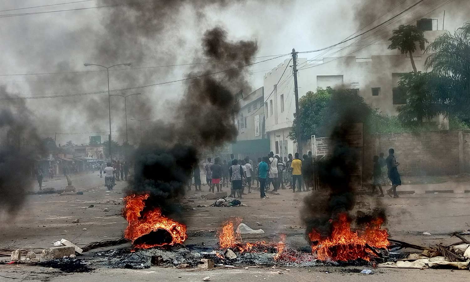 ஆப்பிரிக்காவில் சோகம்: டிரான்ஸ்பார்மர் வெடித்து 29 மாணவர்கள் பலி ஆப்பிரிக்காவில் சோகம்: டிரான்ஸ்பார்மர் வெடித்து 29 மாணவர்கள் பலி