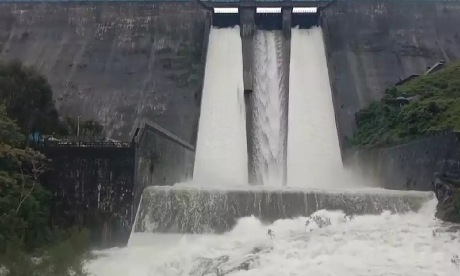 முழு கொள்ளளவை எட்டிய சோலையார் அணை நீர்திறப்பு - மதகுகள் வழியாக சீறிபாய்ந்த தண்ணீர்