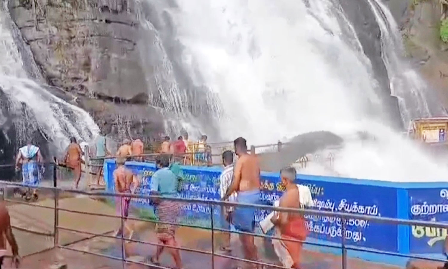 மழை குறைந்ததால் நீர்வரத்து சீரானது - 3 நாட்களுக்கு பின்னர் குற்றாலம் மெயின் அருவியில் குளிக்க அனுமதி