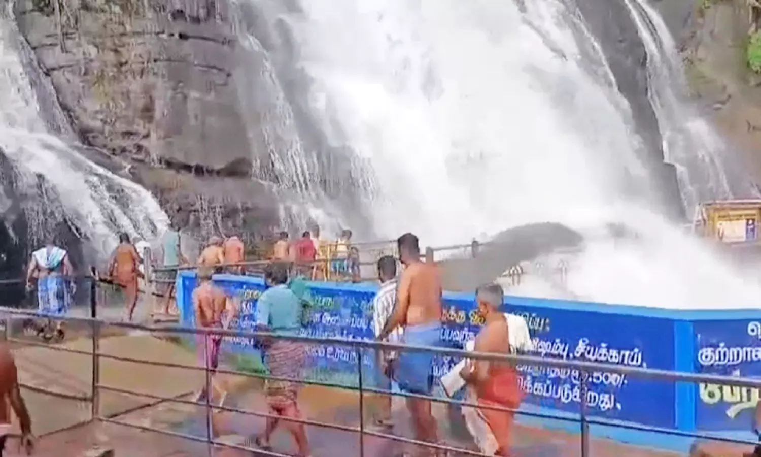 மழை குறைந்ததால் நீர்வரத்து சீரானது - 3 நாட்களுக்கு பின்னர் குற்றாலம் மெயின் அருவியில் குளிக்க அனுமதி