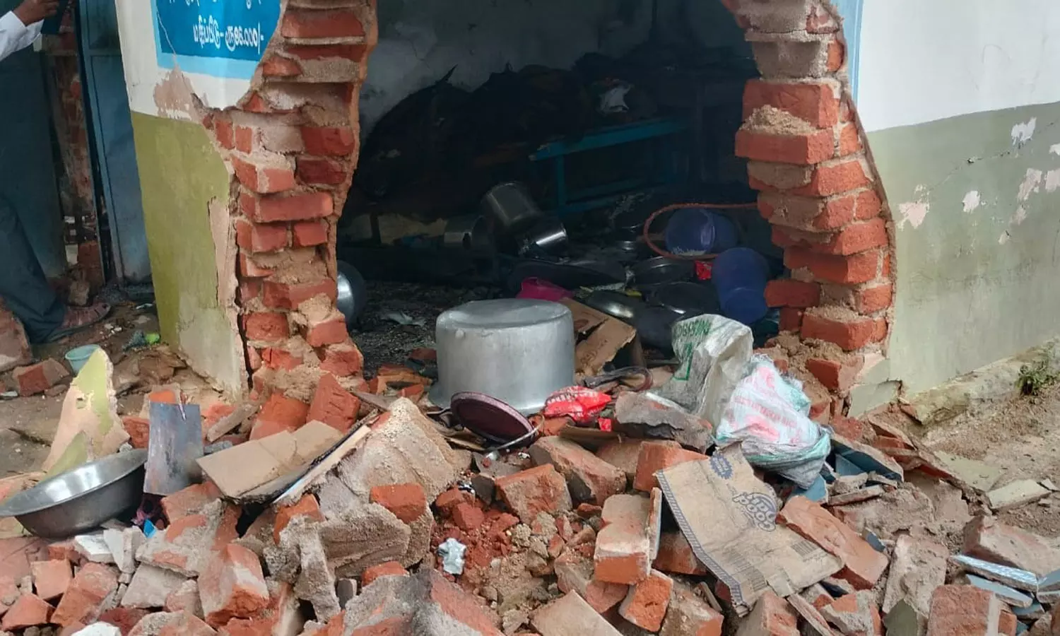 வேடசந்தூர் அருகே அரசு பள்ளி சத்துணவு கூடத்தில் சிலிண்டர் வெடித்து தீ விபத்து