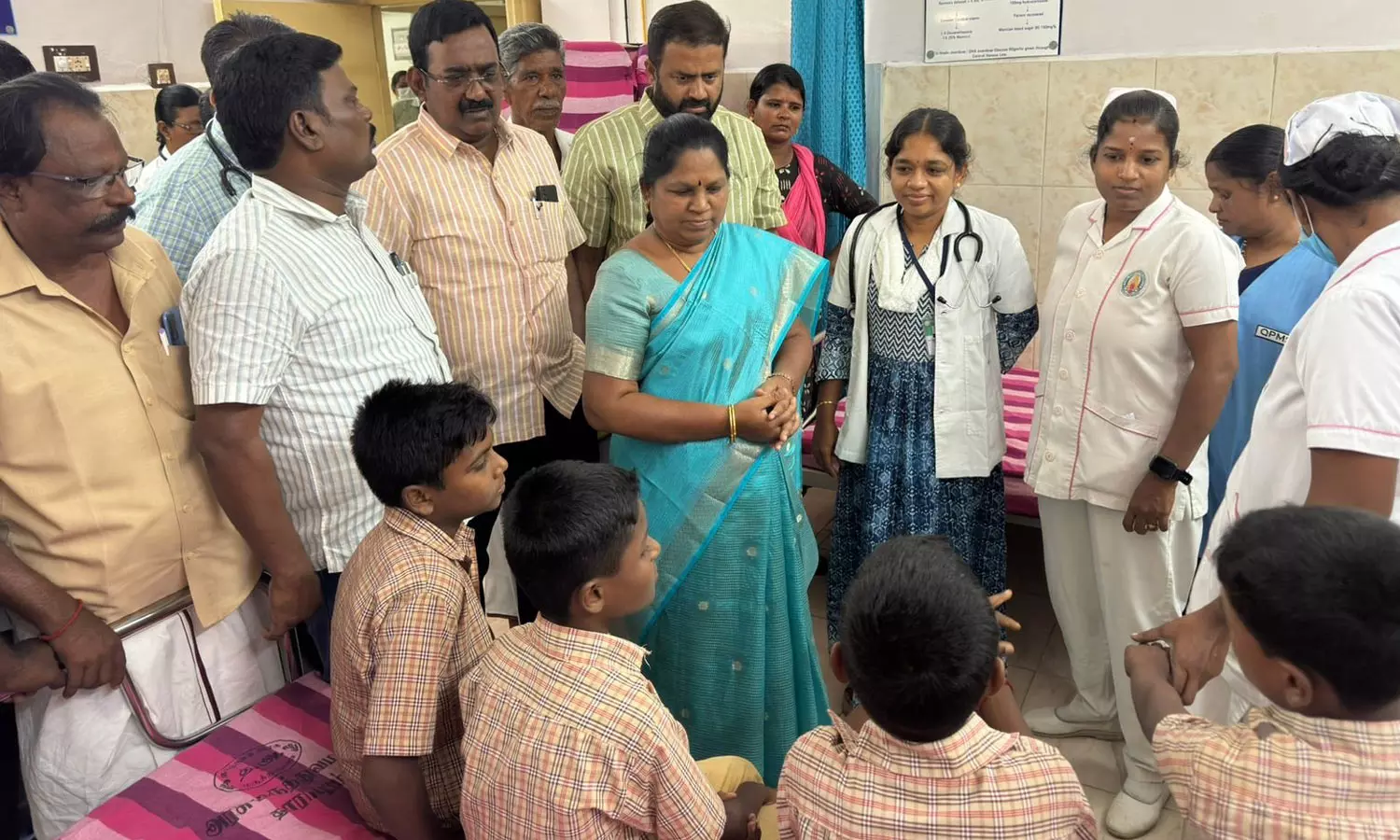 தாராபுரம் அரசு பள்ளியில் காலை உணவு சாப்பிட்ட 4 மாணவர்களுக்கு வாந்தி-மயக்கம்