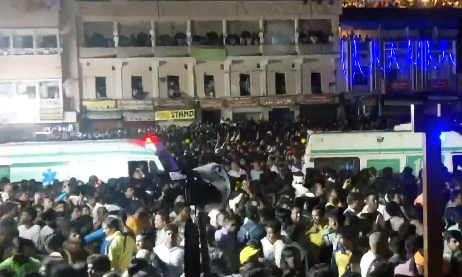 பூரி ஜெகந்நாதர் கோவில் தேரோட்டம்: கூட்ட நெரிசலில் சிக்கி பலர் காயம்