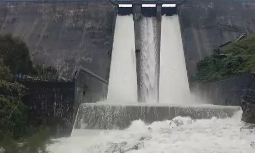 முழு கொள்ளளவை எட்டிய சோலையார் அணை நீர்திறப்பு - மதகுகள் வழியாக சீறிபாய்ந்த தண்ணீர்