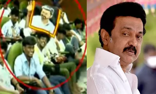 முதலமைச்சர் நிகழ்ச்சியில் விஜய் படம், த.வெ.க. கொடி காட்டிய மாணவர்கள்