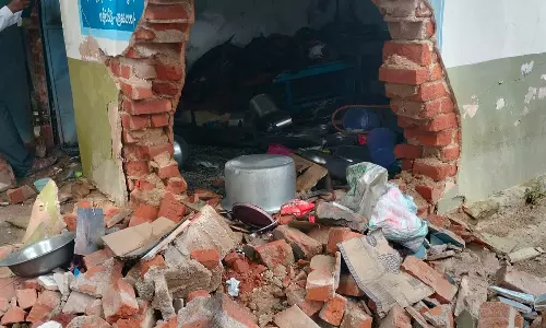 வேடசந்தூர் அருகே அரசு பள்ளி சத்துணவு கூடத்தில் சிலிண்டர் வெடித்து தீ விபத்து