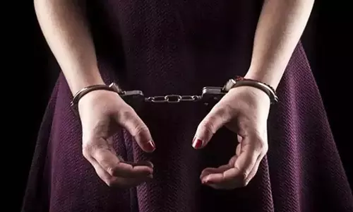 உதவி கலெக்டர் என ஏமாற்றி வங்கி அதிகாரியை திருமணம் செய்த இளம்பெண் கைது